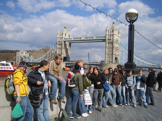 Schlerinnen und Schlern der 9c in London