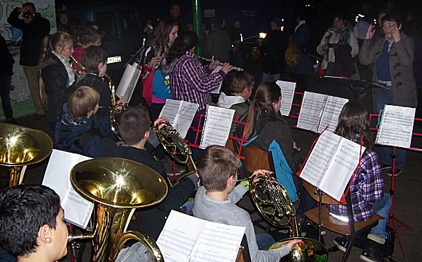 Die Klasse 6a spielt Martinslieder in einer Grundschule.